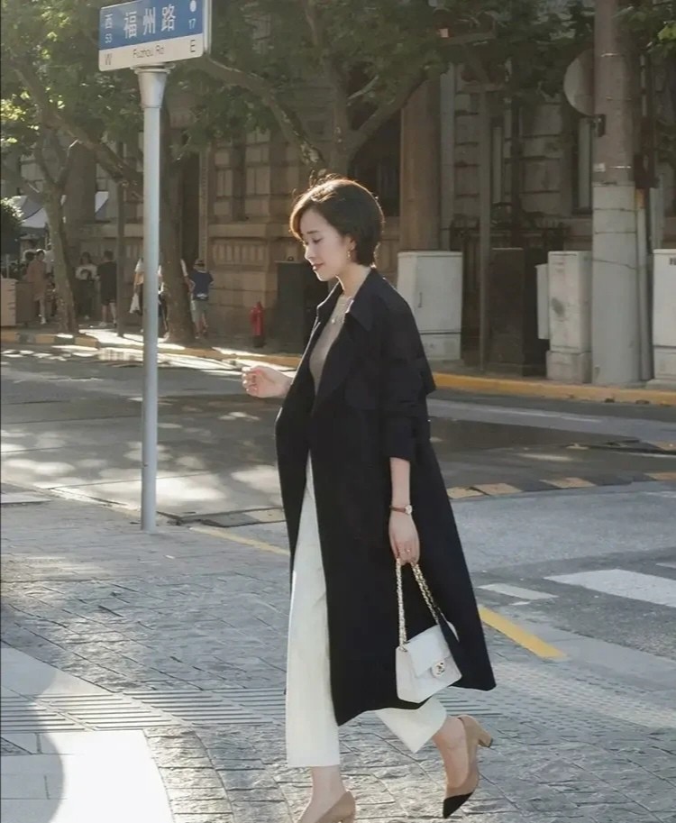 早秋一定要准备一件过膝长风衣！洒脱高级又显瘦，不挑身材又百搭
