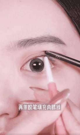 关晓彤 怎么画一个好看的无眼影妆？