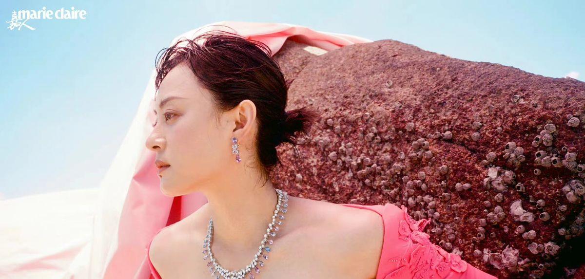 孙俪|孙俪也真拼，穿40cm高跟鞋穿一身芭比粉惊艳人，可惜布景太老套了