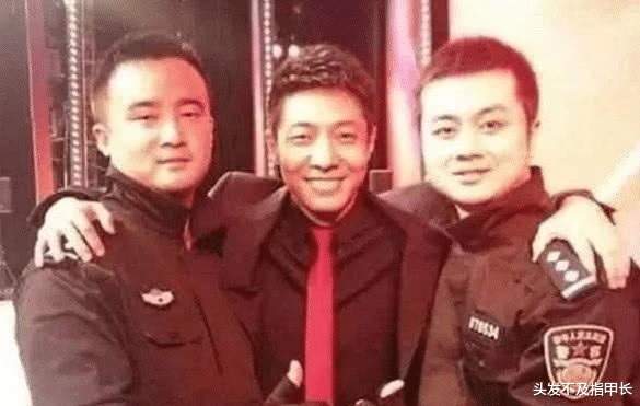 警察|连马云都错了?和警察合影直接尴尬了, 成龙才是正确的方式