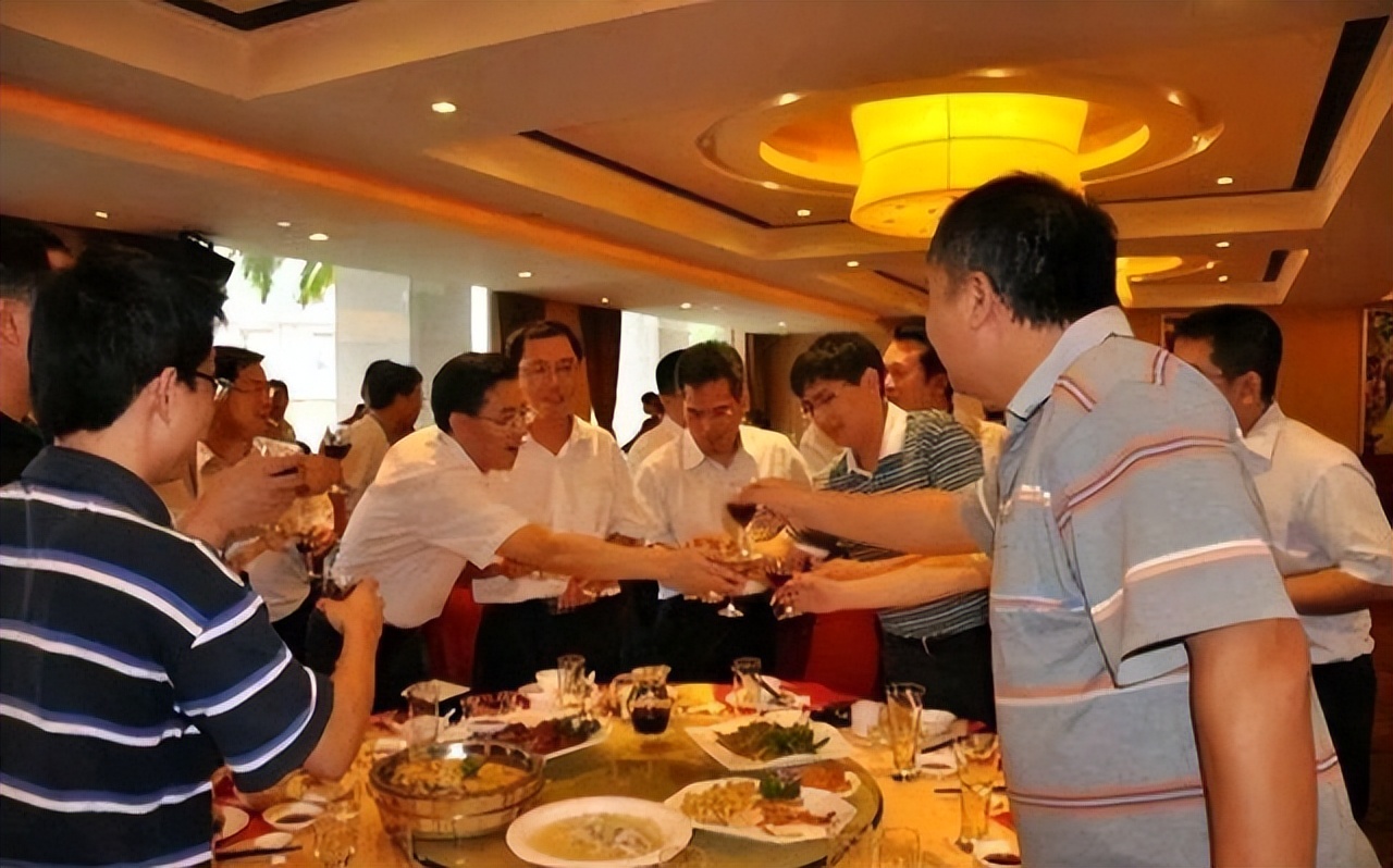 70后同学聚会晒照片火了:3款平价酒好喝不贵,行家:真会喝!