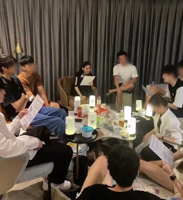 Angelababy|杨颖私下聚会被偷拍,与众多异性酒店内玩游戏,盘腿抽烟似老烟民