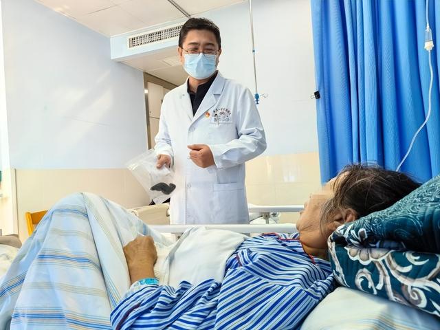 长寿|72岁婆婆一口气吃9个柿子，胃中长出拳头大黑色结石