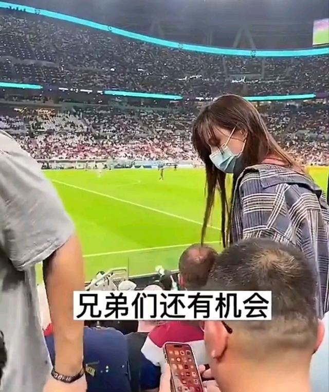 央视|央视美女主持现身世界杯，身材纤细颜值超高，拒绝粉丝合影引热议