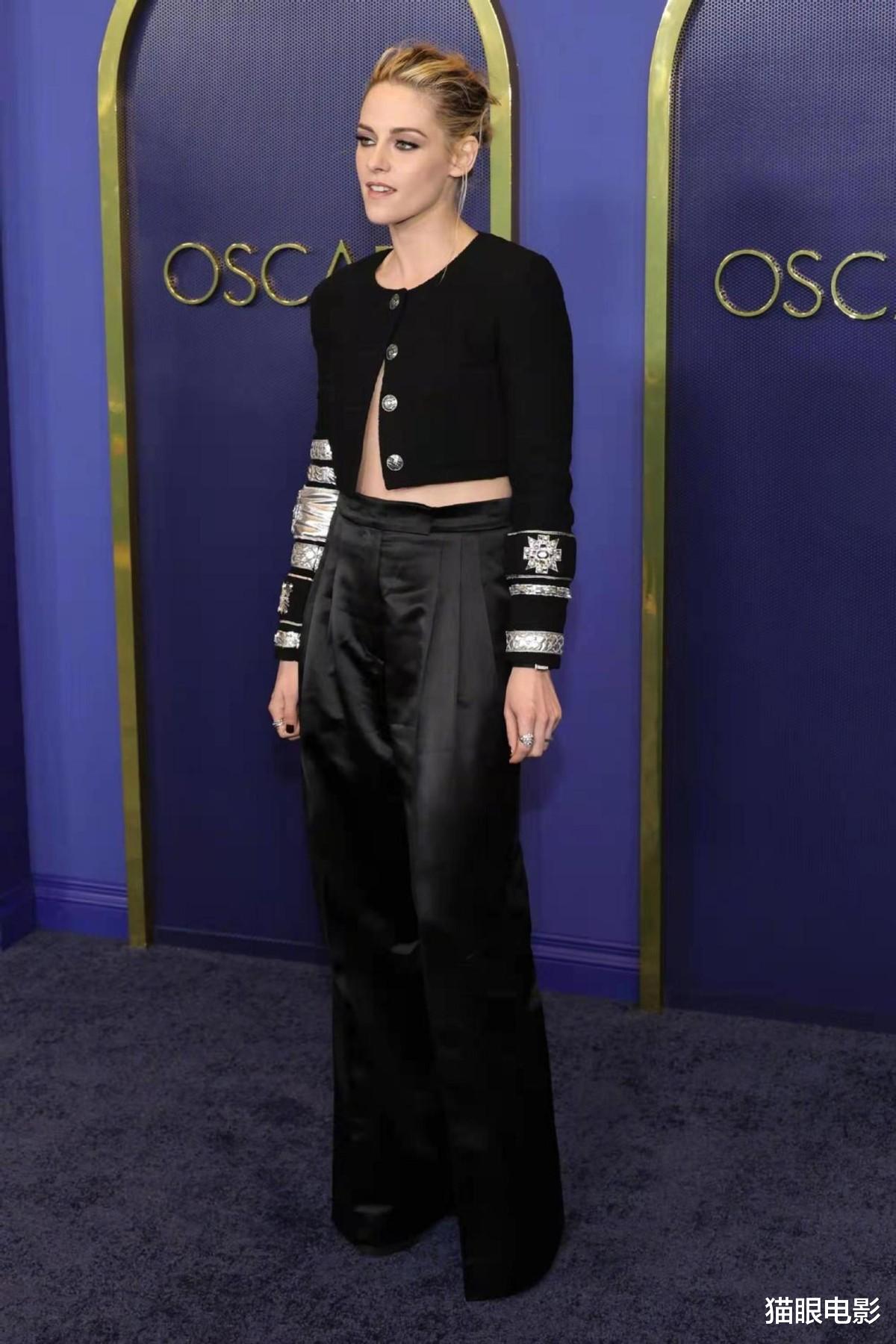 本尼迪克特·康伯巴奇|32岁小k太惊艳!化烟熏妆单手插兜桀骜不驯,网友:美得毫不费力