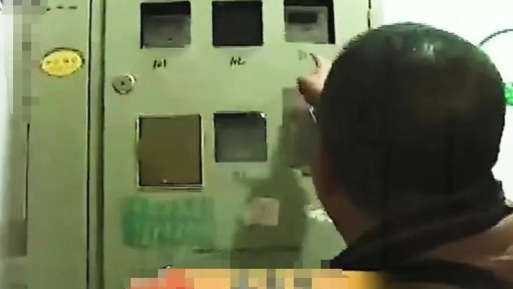 男子每个月用电30度，电力公司怀疑男子偷电，将电表摘走