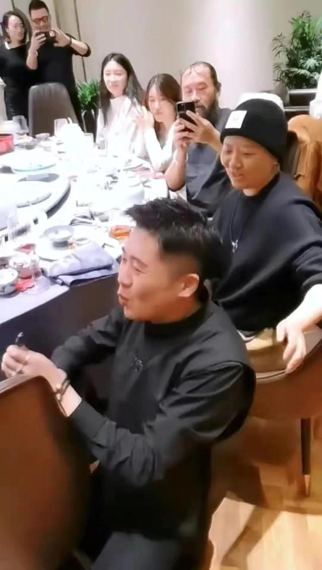 64岁杨丽萍北京高档饭店聚餐,席间满是酒肉,男子下跪示好被围观