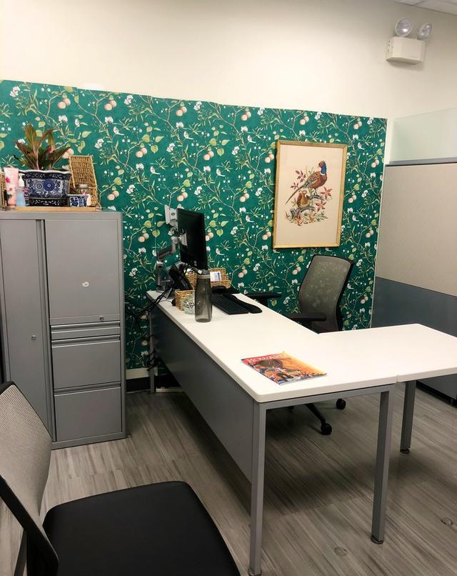 国外新员工问老板能不能装饰工位,老板同意后,万万没想到画风这么浮夸!