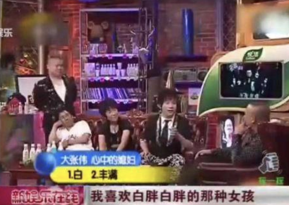 大张伟|39岁大张伟与妻子刘迎罕见同框,穿着单薄不怕冷,有说有笑好温馨