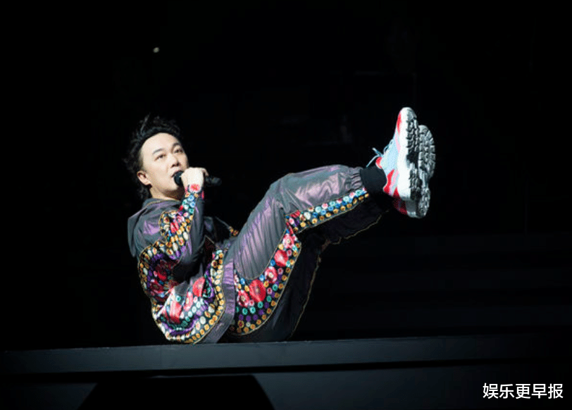 陈奕迅|陈奕迅唱一半突坐地上！哀嚎喊救命：要死了66秒过程曝