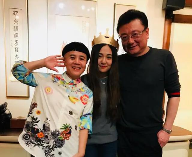 刘纯燕|刘纯燕23岁女儿订婚，帅气“金龟婿”1米95，岳父王宁穿喜庆红衣