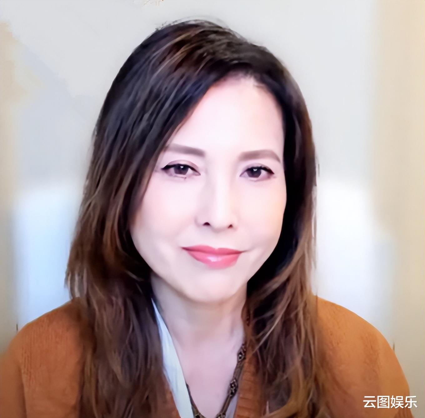 郭晋安|郭晋安晒珍藏旧照一脸青涩,罗嘉良气场大温兆伦俊朗,李婉华美艳