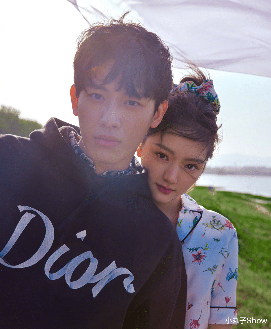 任敏|CP感炸裂!任敏、辛云来拍浪漫氛围写真,男方轻轻把女方揽在怀里