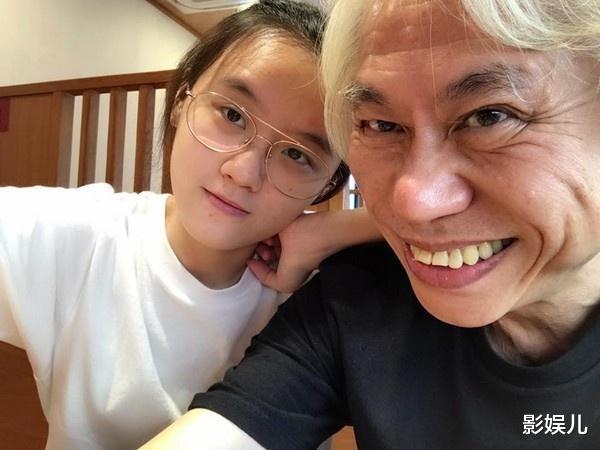 李坤城|娱乐圈“爷孙恋”现状：8年后，小40岁女友被“折磨”成这样