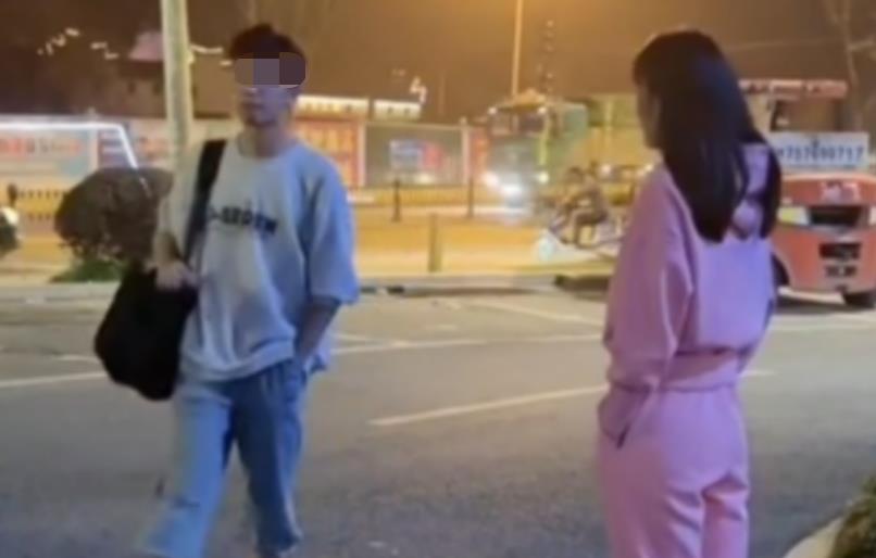 一女子穿粉色衣服接高中儿子放学，被嫌弃，网友：怕同学误会纪实