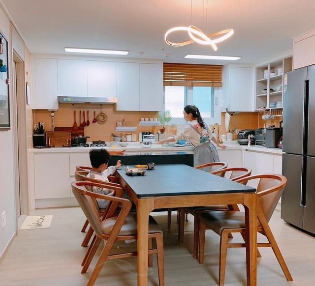 难怪这位韩国博主吸引上万粉丝!几平米厨房,柜子里都整整齐齐