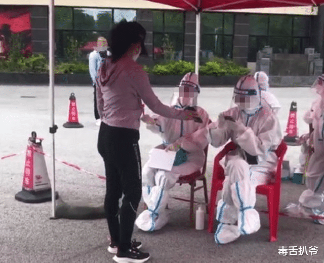 陈妍希|陈晓夫妇做核酸被偶遇,两人牵手难掩甜蜜,陈妍希身形臃肿似发福