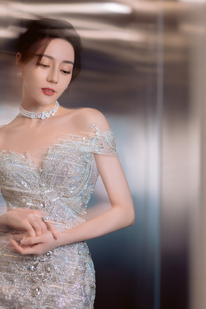 迪丽热巴|迪丽热巴一袭璀璨星河礼裙,配上精美项链,真的是珠光宝气,明艳动人。