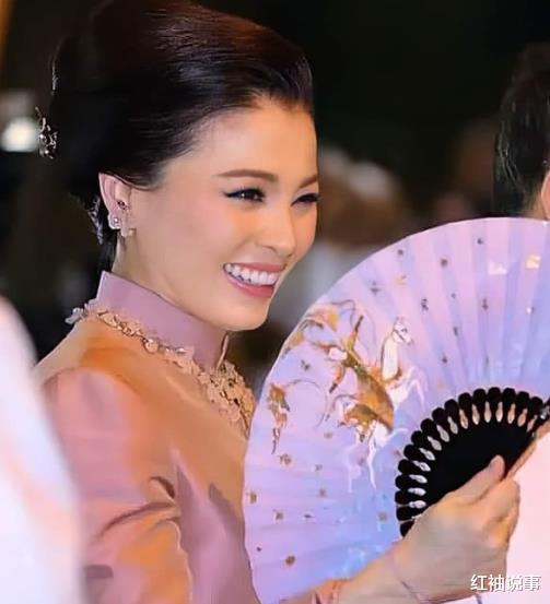 苏提达|苏提达折扇海报出彩，演绎复古中国风，华裔王后就是雍容华贵