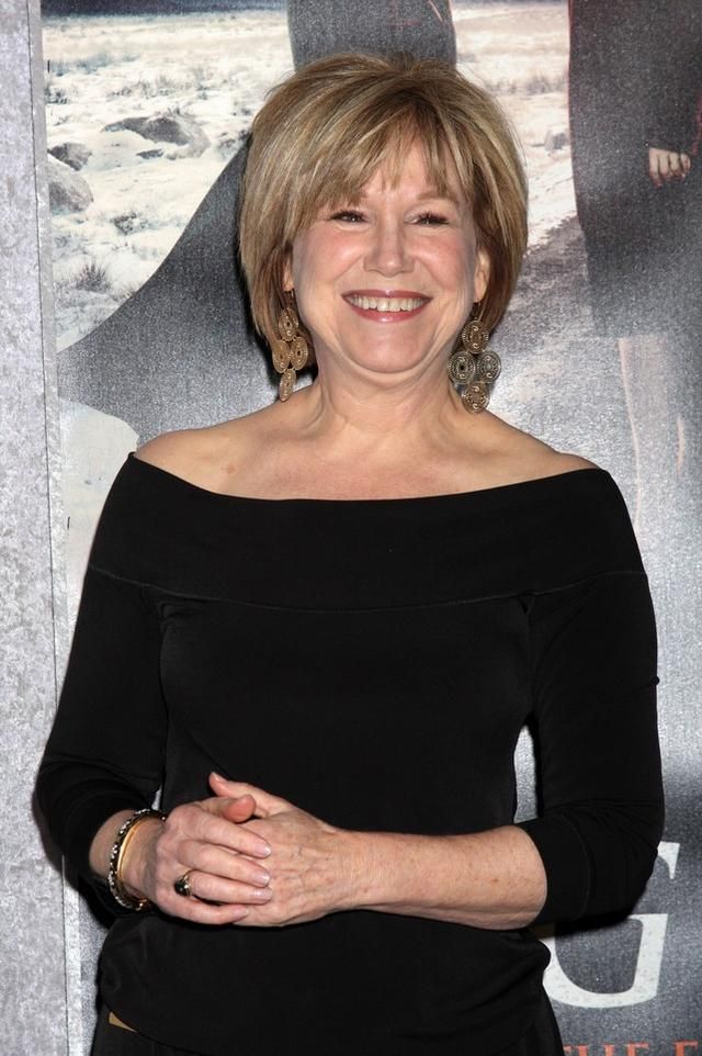 化妆品 玛丽·凯五千美元创业,被称为“蜂皇皇后”开业时公司仅九个人