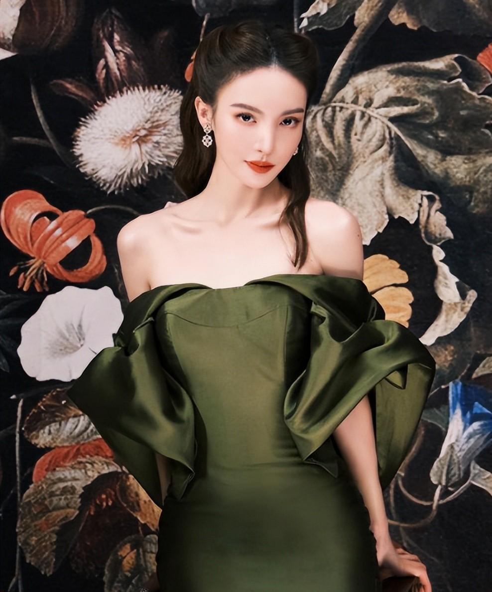 周冬雨|美艳的脸,小孩的身材?干瘪过瘦成为女星最大“灾难”