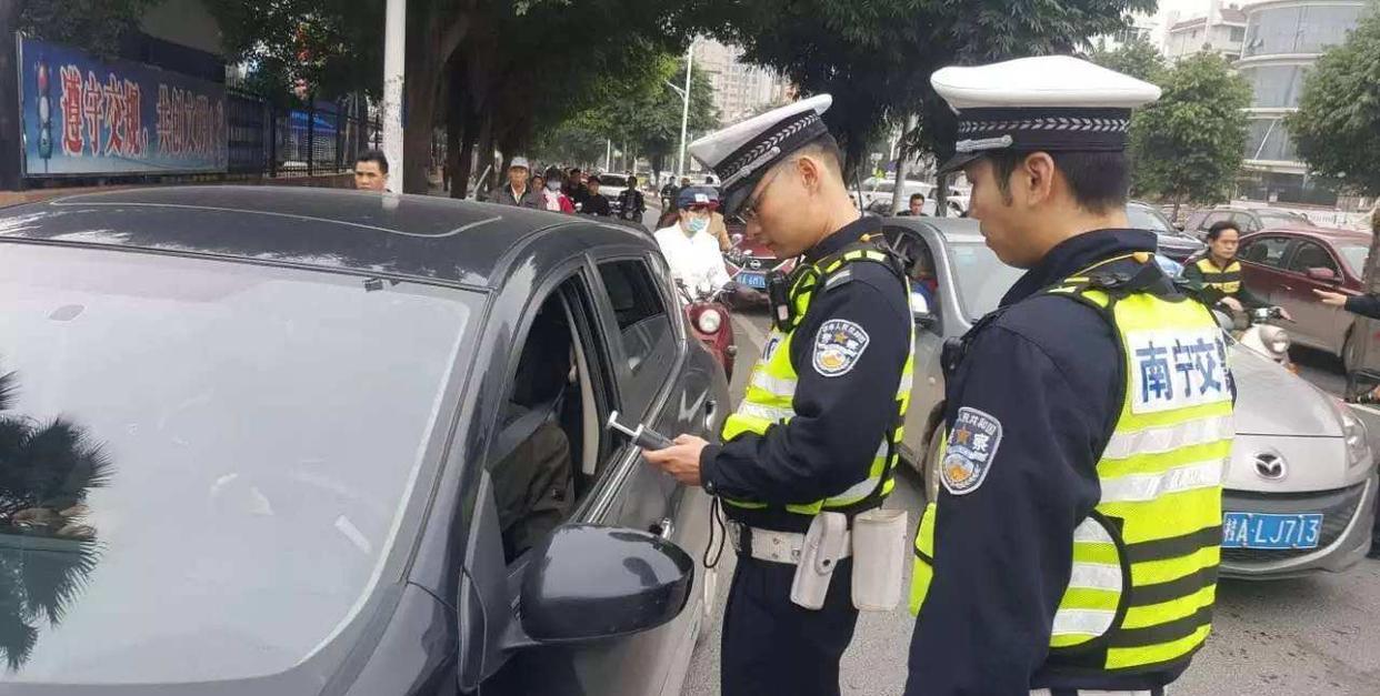男子手握驾照出行,被判定无证驾驶,车管所:忽视这点,驾照吊销