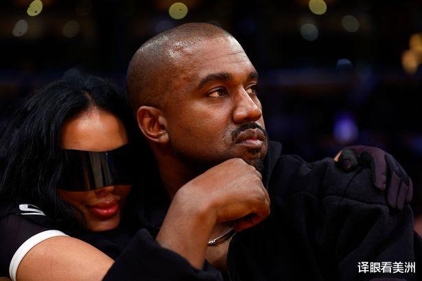 |侃爷与钱尼坐NBA前排,公开亮相甜蜜不已,反击前妻“秀恩爱”操作