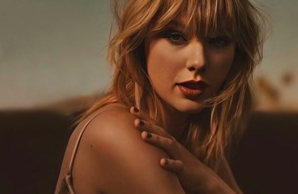 连衣裙 发型改变人生，霉霉登《时尚》封面大变样，斜刘海女人味大爆发