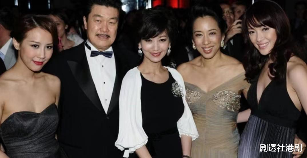 朱玲玲|罕见同框!64岁朱玲玲与老公现身TVB晚宴,携手走过14年仍恩爱如初