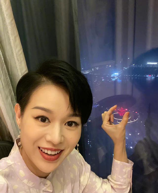 胡杏儿|李承德晒与胡杏儿约会照,两人对镜甜笑恩爱足,这才是幸福的婚姻