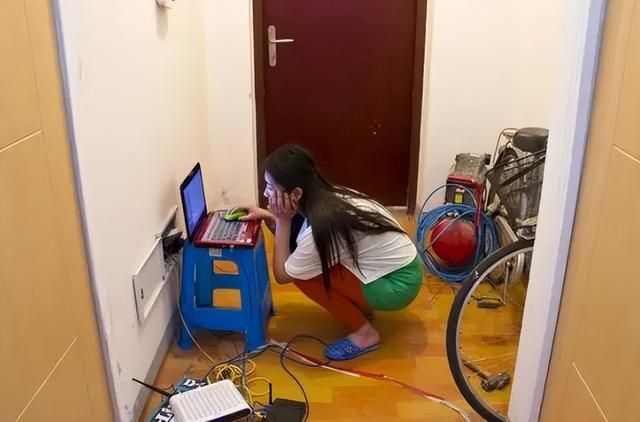 女大学生校外租房纪实:退房时收到房东发的视频,自己成了女主角