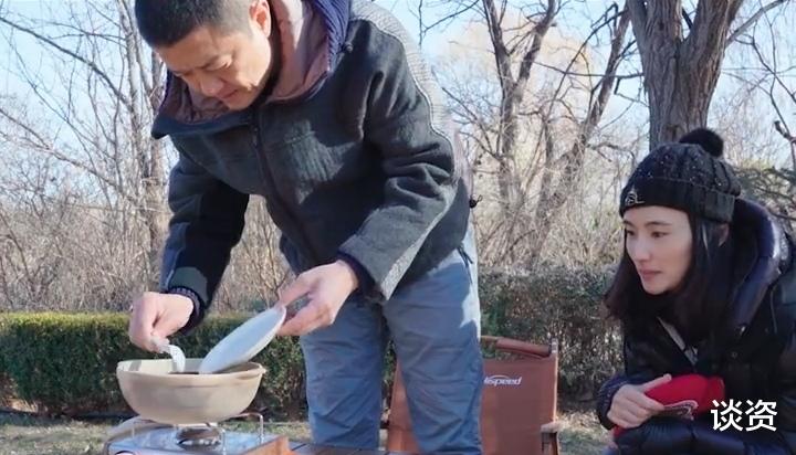 李亚鹏|李亚鹏携妻女出游，夫妻俩带女儿观测节气，网友：这才是生活