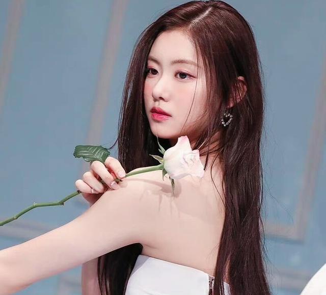 金佳蓝|LE SSERAFIM前成员金佳蓝，被指退团返校后被霸凌，时间线对不上