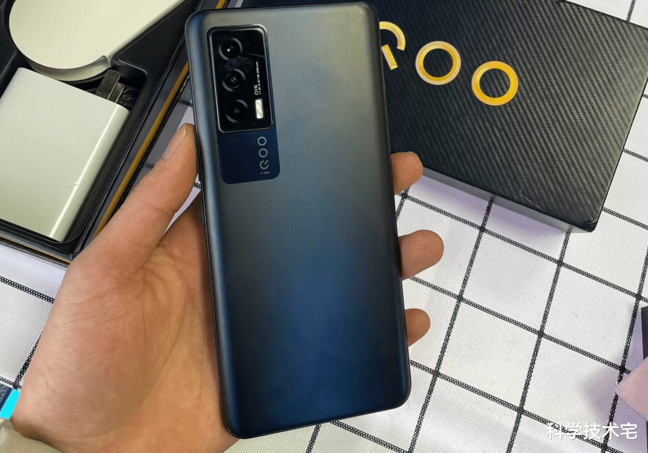 高通骁龙|真性价比手机！骁龙870、256GB存储、独显，价格不足两千？