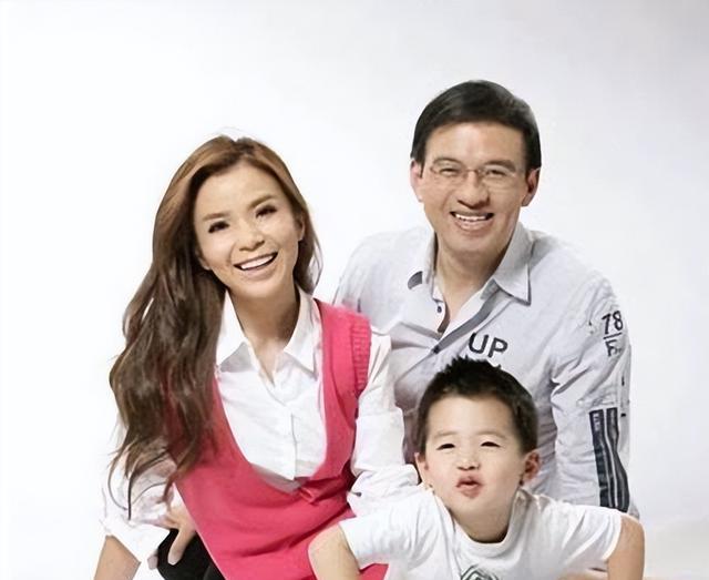 朱迅|朱迅：7次登上春晚，与王志走过18年，86岁母亲独居异国让人泪目