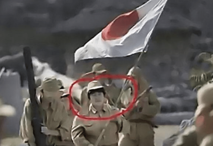 周冬雨|史上最“尴尬”的穿帮镜头,大妈演鬼子就算了,看到周冬雨:手在干啥!