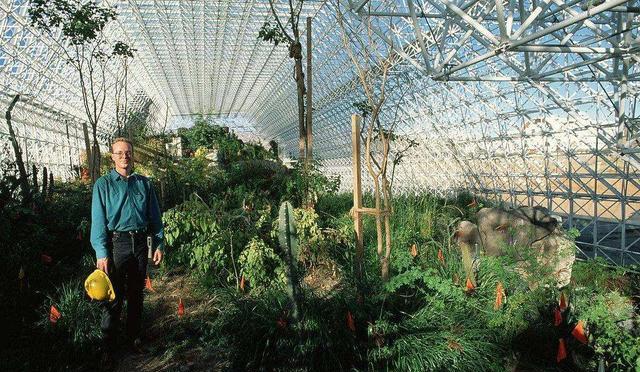 30年前，科学家为移民外星球做实验，把4男4女关入封闭空间