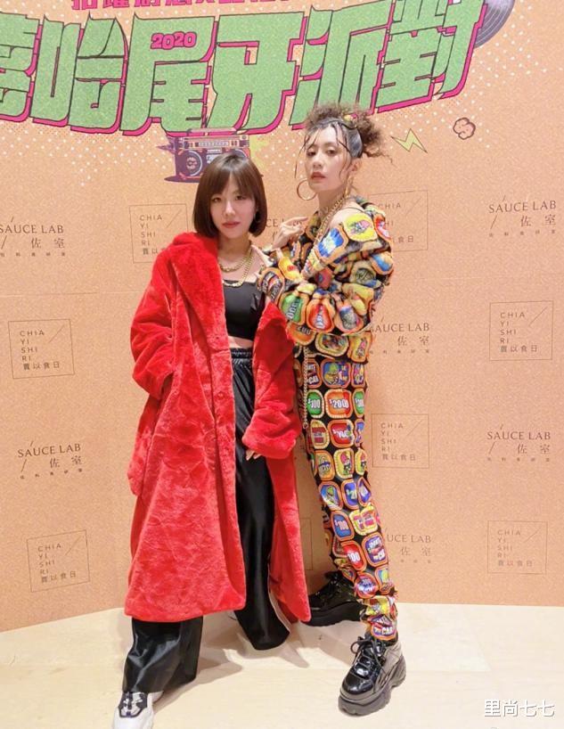 大衣 贾静雯回母校领奖，红色大衣穿出浓郁知性美，利落短发不减英气感