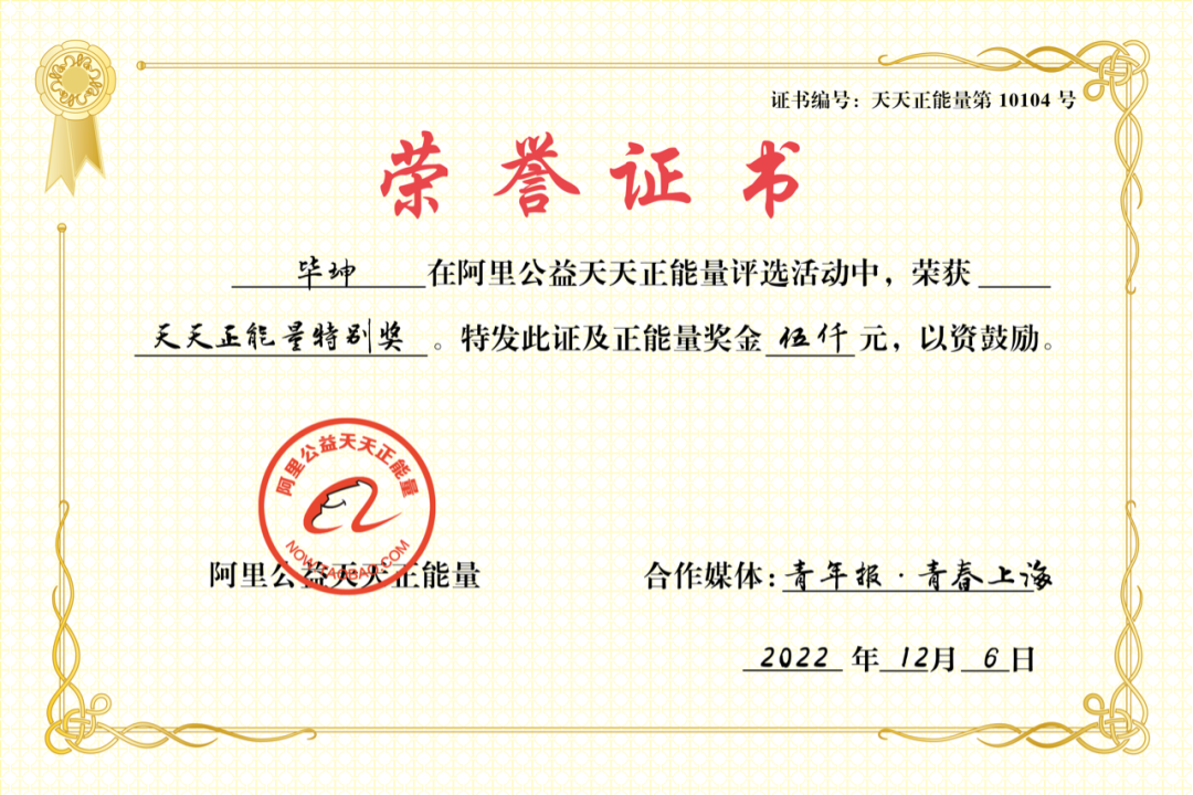 老人匍匐在地喊着救命,扶不扶?小伙的选择让网友吵翻了