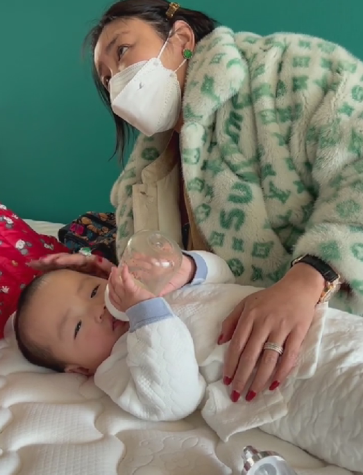 赵本山|赵本山事件大结局！娇娇带着孩子搬出豪宅，行李装了两个集装箱