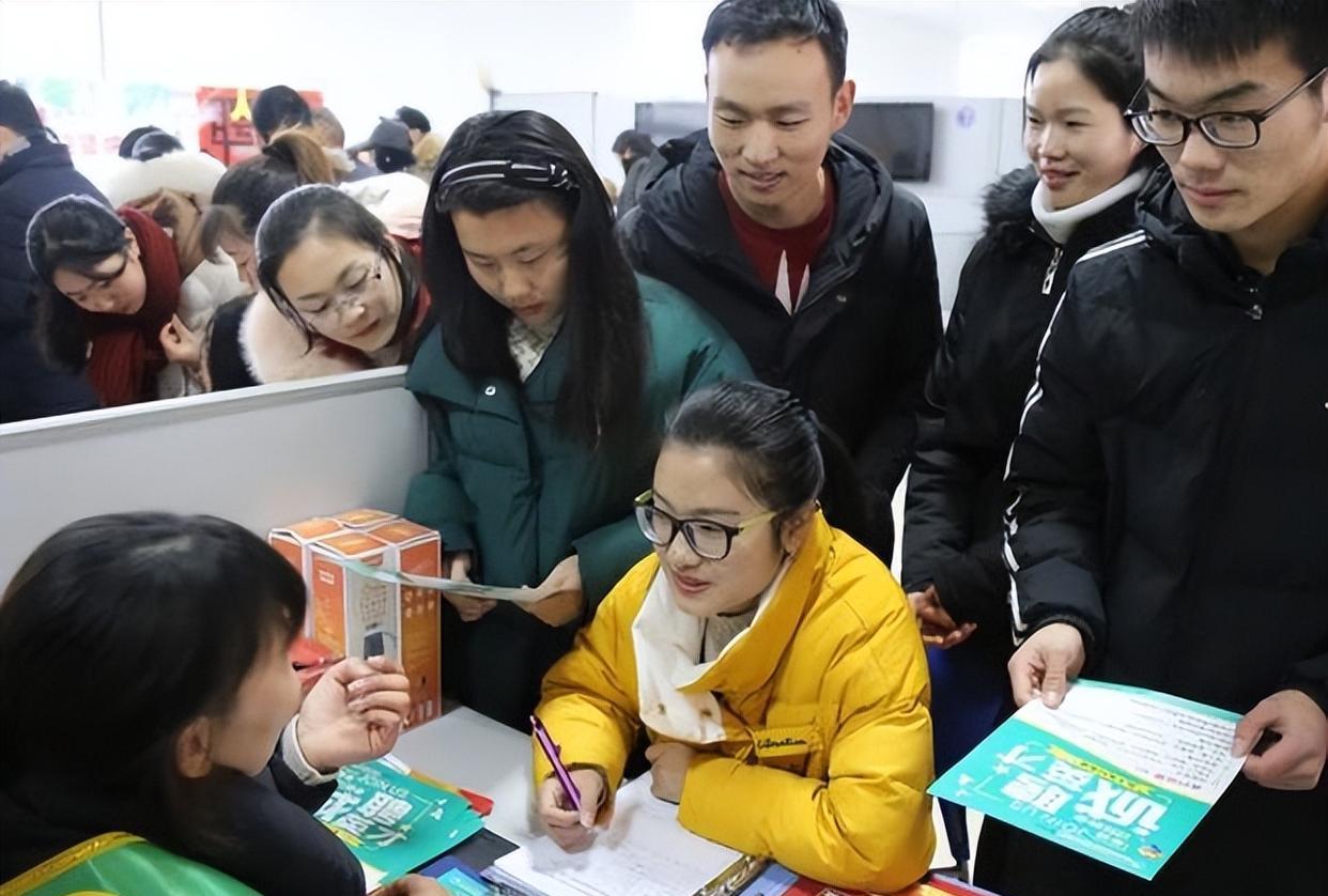 杭州|杭州一男子实习月薪9000，因不会word冒充中专学历！遭公司辞退！