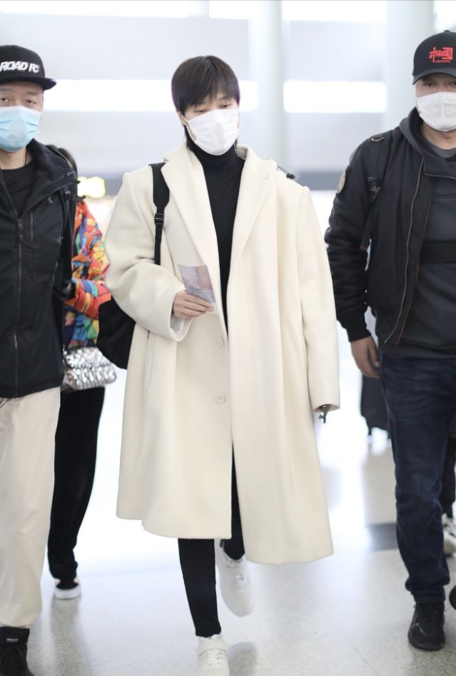 穿衣搭配|李宇春摆脱“男人婆”形象，穿奶白色廓形大衣走优雅路线，不违和