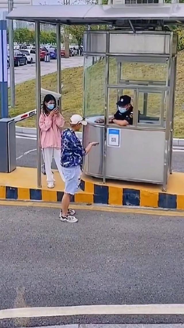女子周末不上班,全程来陪伴当保安的男友,老板看到后表示很羡慕
