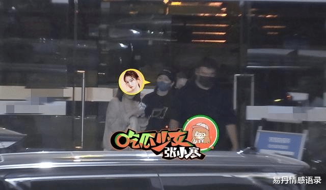 聚餐|24岁“国民闺女”深夜聚餐,喝得烂醉如泥,被两个人架着上车