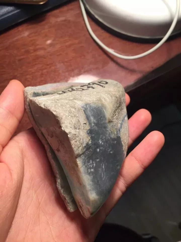 雕刻|一块莫西沙翡翠原石,切出高冰飘蓝花,雕刻成品大涨的全过程,美翻了! 小盈