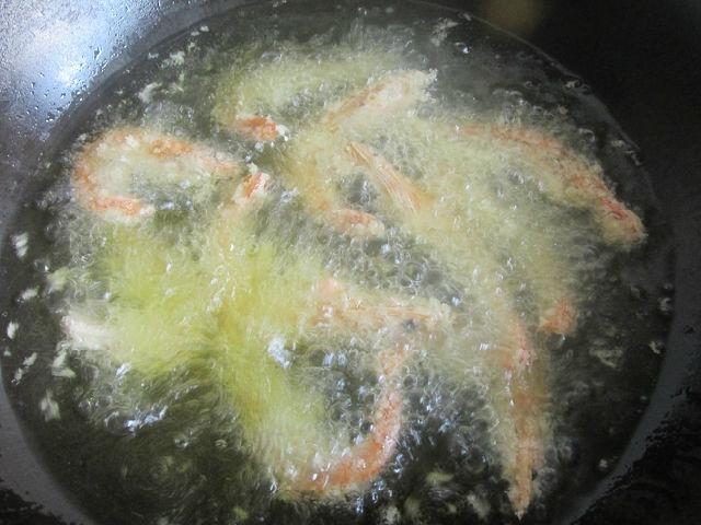 香酥虾外酥里嫩，口感极好