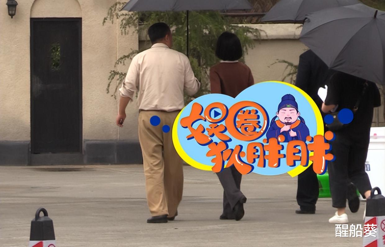 张嘉益|52岁张嘉益做核酸被拍，头发稀疏大肚腩十分突出。