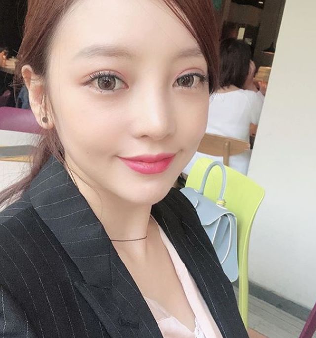 李英爱|IU接连痛失挚友强忍泪水“人生很像玩笑”，李英爱自曝曾经历低潮