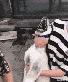 香奈儿 “女生为了吃早饭能有多拼？浴巾：我没想过有一天会这样出门