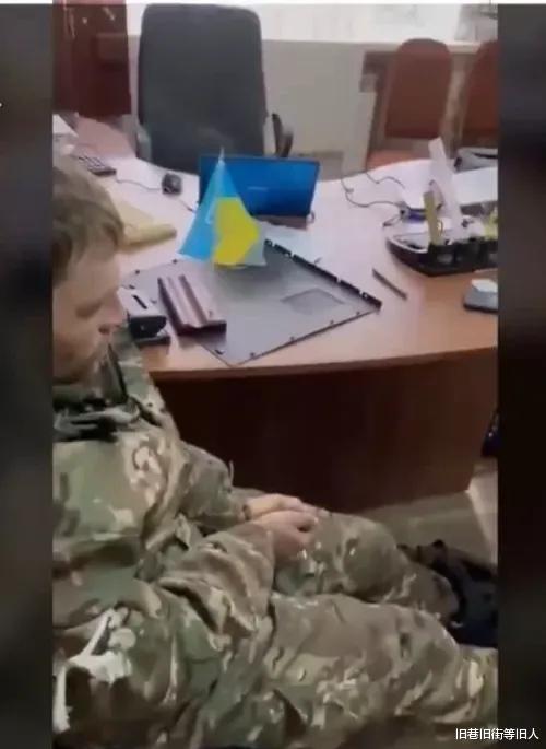 俄罗斯|泪目！一名被俘的俄罗斯士兵在乌军办公室被允许和母亲视频通话